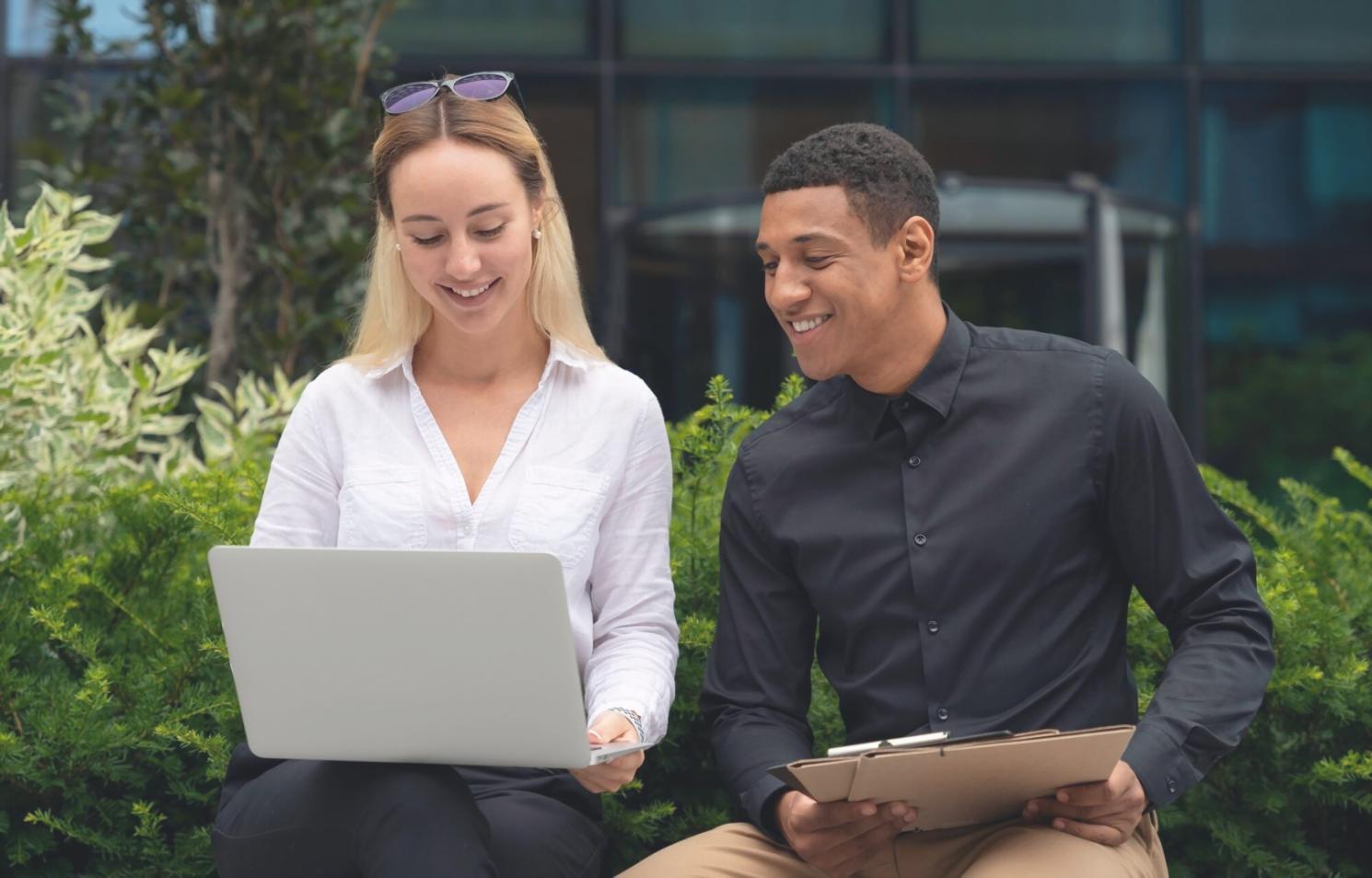 Participant travaillant sur une stratégie d'investissement